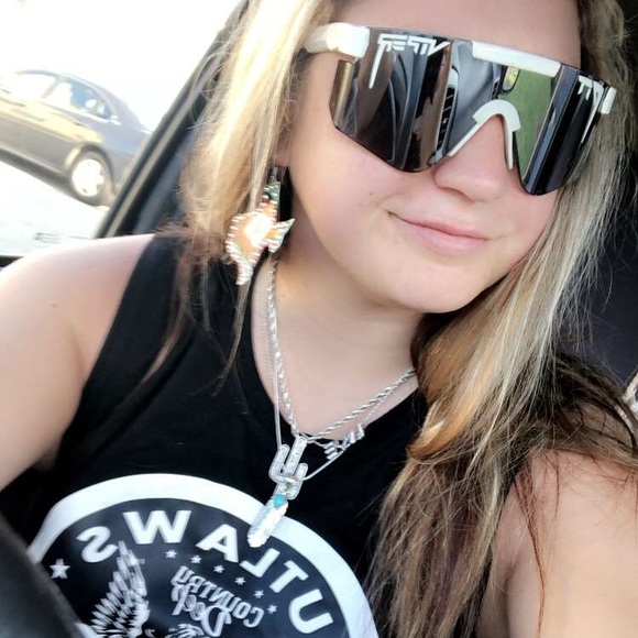 Meet your Posher, Chewy - Picture 3 of 8